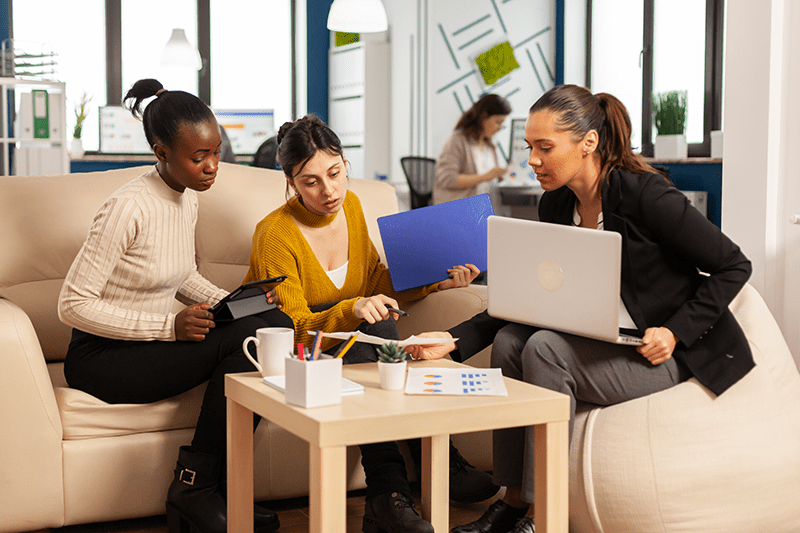 equipe fazendo análise de dados contábeis