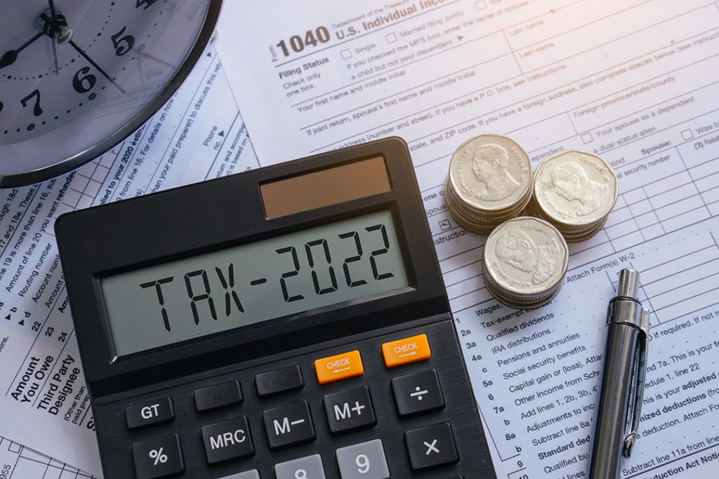 Calculadora, moedas e relatórios das Conciliação de Impostos