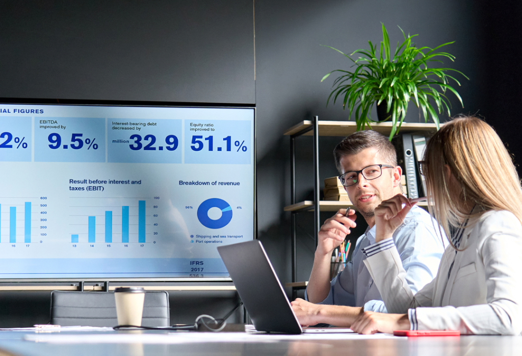Equipe financeira na sala de reunião analisado suas informações na plataforma de Big Data contábil em uma sala de reunião