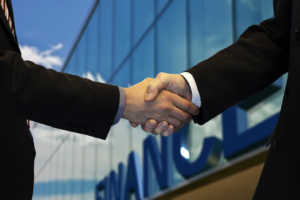 Dois CEOs apertando as mãos e realizando fusões e aquisições.